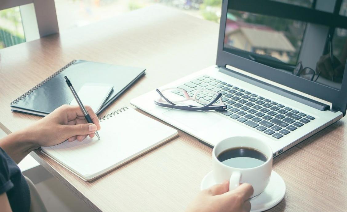 Interfejs platformy edukacyjnej pokazujący narzędzia do praktycznego budżetowania i analizy finansowej